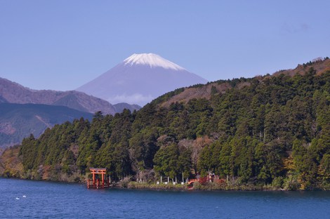 展望室よりみる芦ノ湖と富士山2.jpg