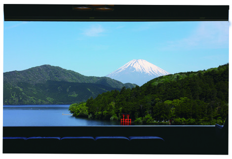 展望室よりみる芦ノ湖と富士山.jpgのサムネール画像
